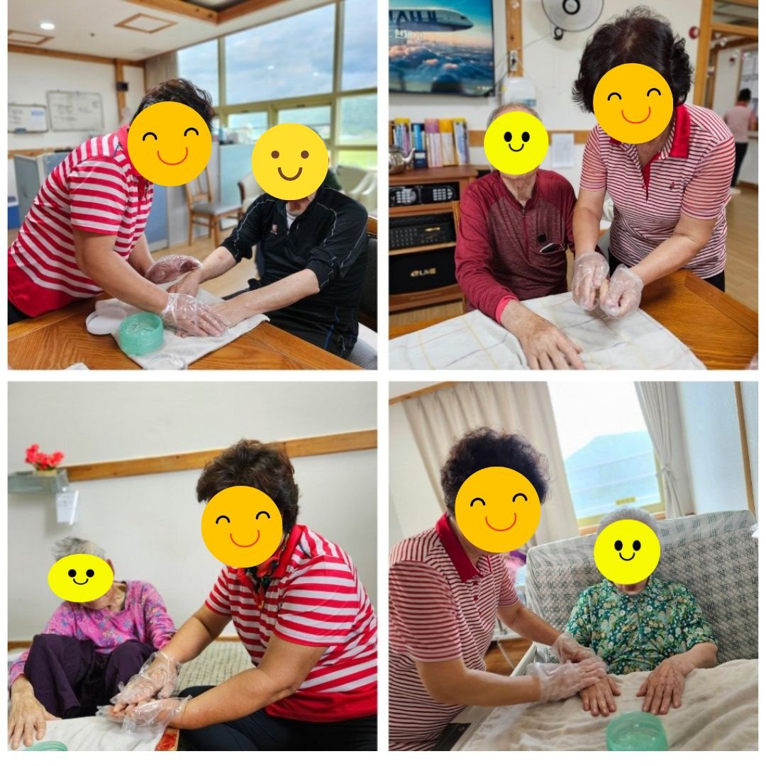서로 손을 마사지하며 함께 시간을 보내는 어르신들