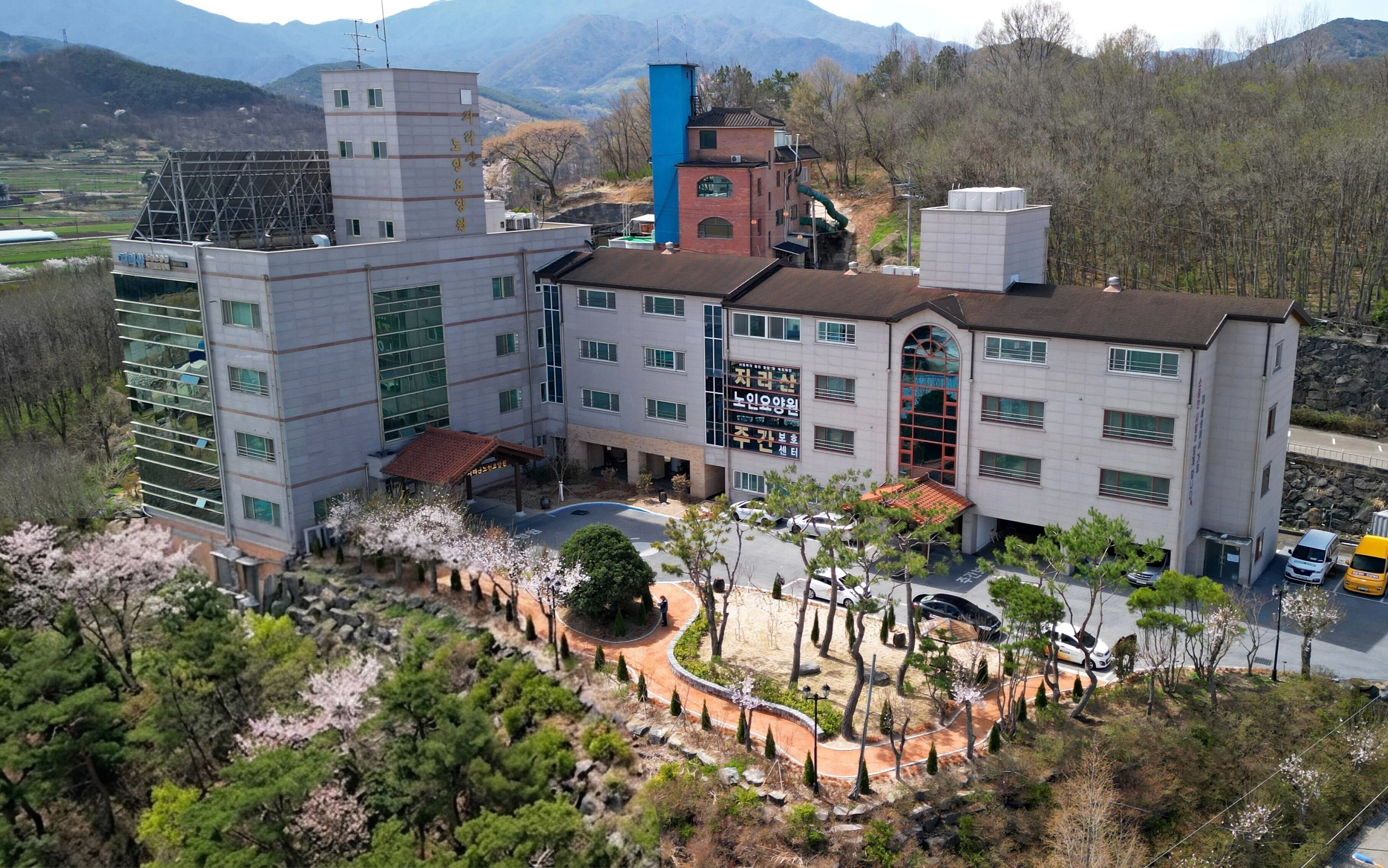 요양원 건물과 정원의 항공 전경